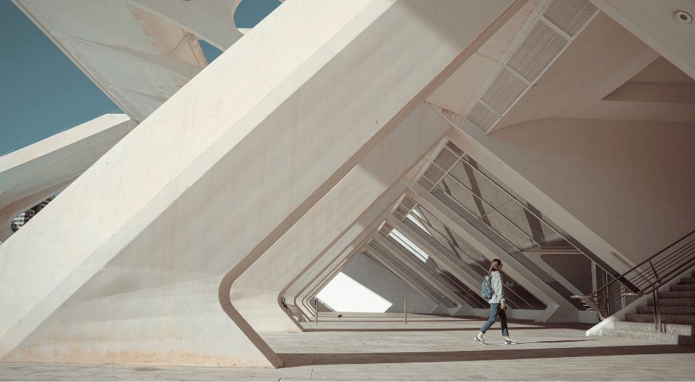 Structure architecturale blanche et ses passerelles