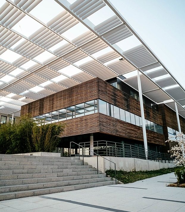 Façade d’un bâtiment contemporain à brise-soleil en bois