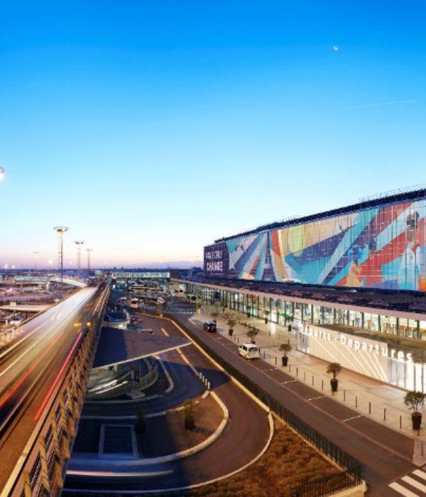 Terminaux 3 et 4 de l’aéroport Paris-Orly au crépuscule