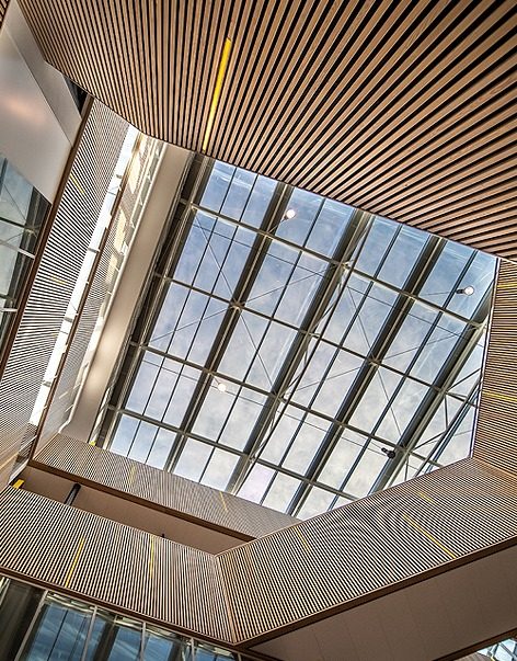 Verrière d’un atrium et sa structure en lames de bois